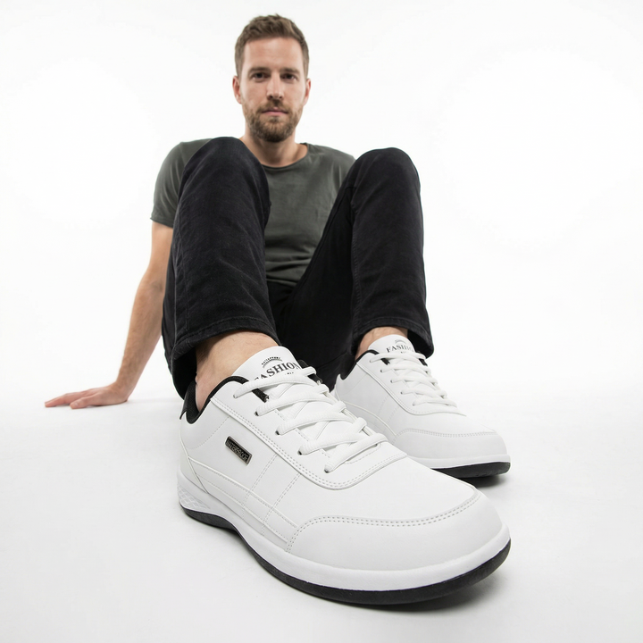 Herren Sneaker Weiß am Fuß getragen, cleaner Look mit heller Hose