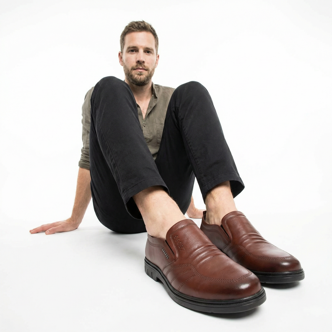 Dunkelbraune Herren-Loafer am Model getragen, Business-Outfit-Kontext