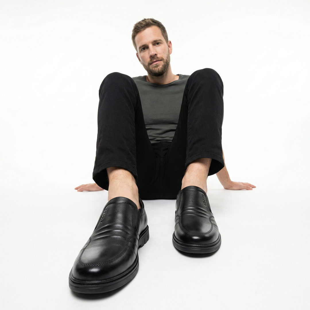 Dunkelbraune Herren-Loafer am Model, Seitenansicht, Slip-on-Design