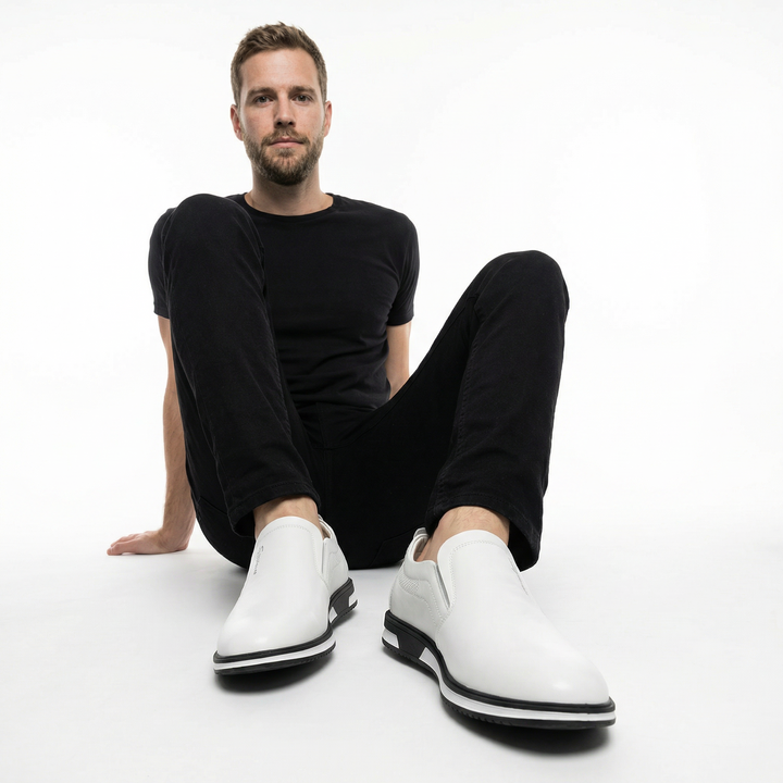 Herren Slip-On Schuhe in Weiß am Fuß eines Mannes, Business-Styling