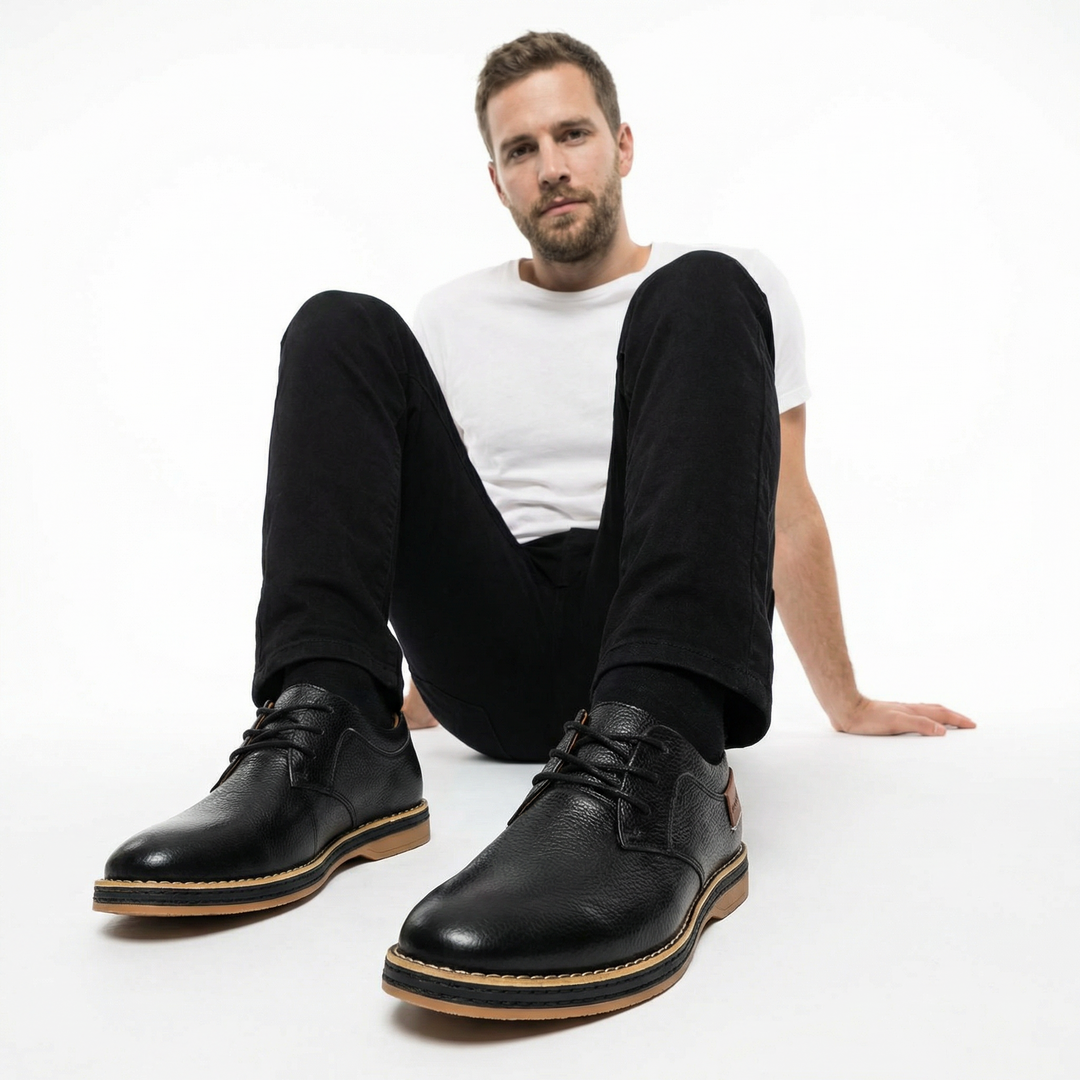 Herren Oxford-Schuhe Dunkelblau am Träger, kombiniert mit dunklen Chinos