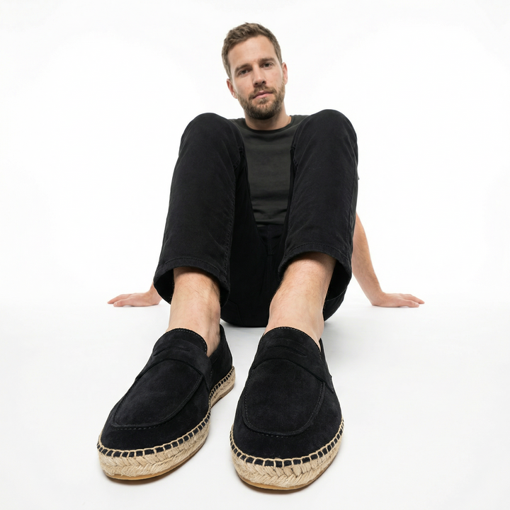 Herren Loafer Braun am Model, entspannte Pose, Slip-on Espadrille