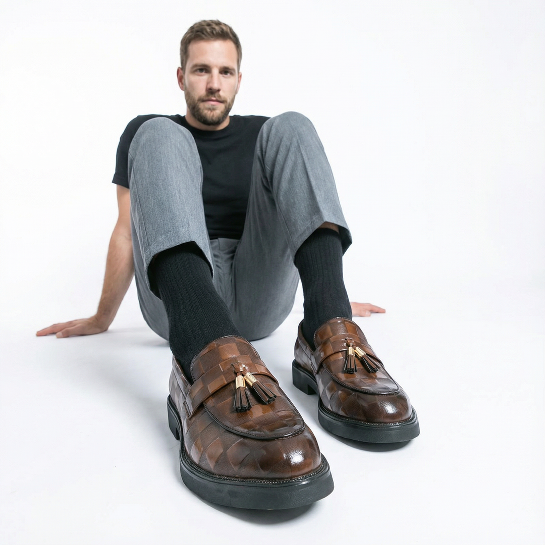 Herren Quasten-Loafer aus Leder an Model, Vorderansicht
