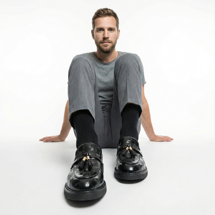 Herren Slip-on Loafer aus Leder, seitliche Ansicht am Model