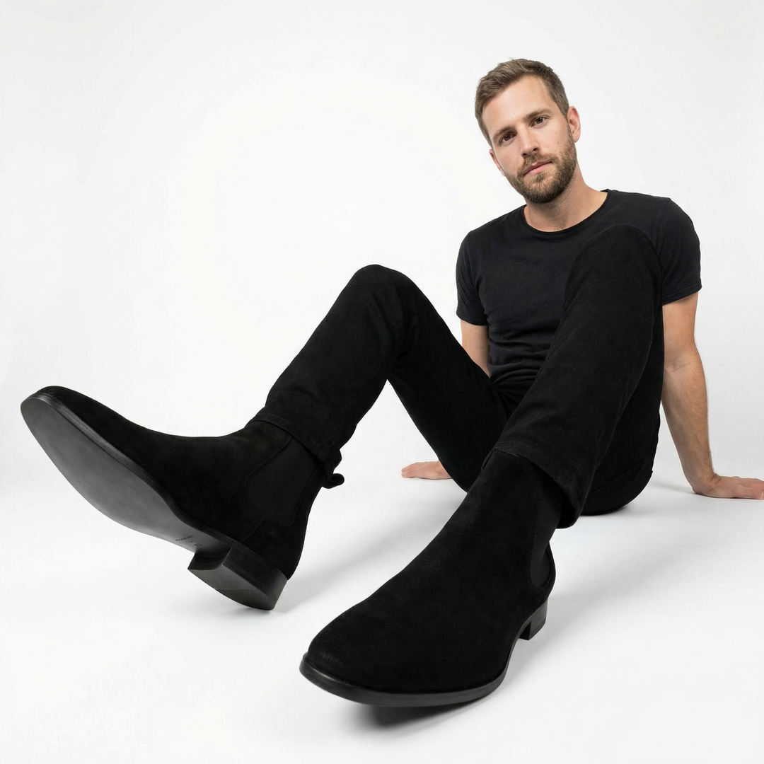 Herren Chelsea Boots mit quadratischer Spitze, Seitenansicht am Model