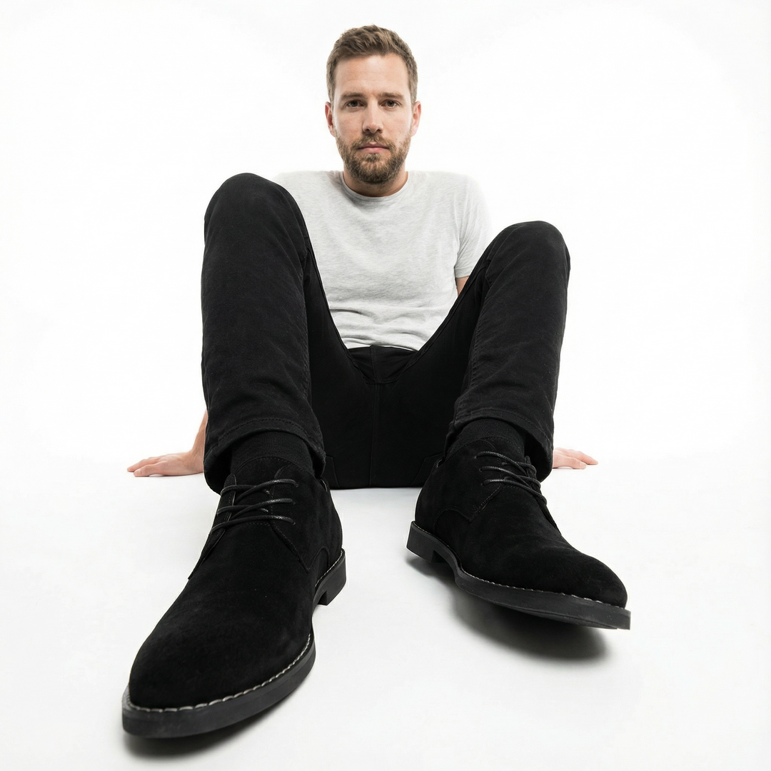 Herren Wildleder Oxford Schuhe in Schwarz, Model sitzend, Vorderansicht