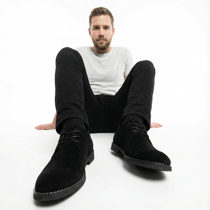Herren Wildleder Oxford Schuhe in Schwarz, Model sitzend, Vorderansicht