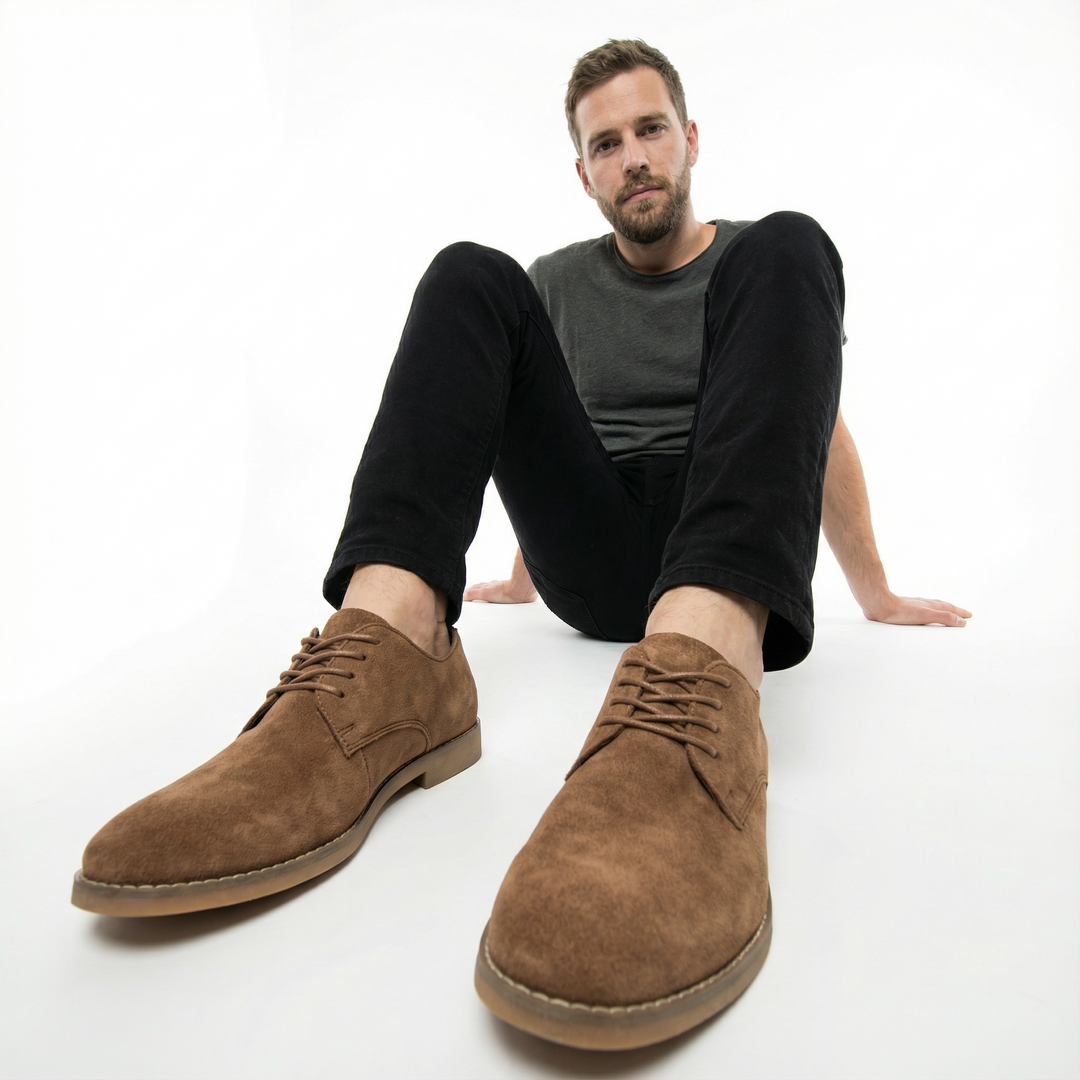 Herren Wildleder Oxford Schuhe in Braun, Model sitzend mit schwarzer Jeans