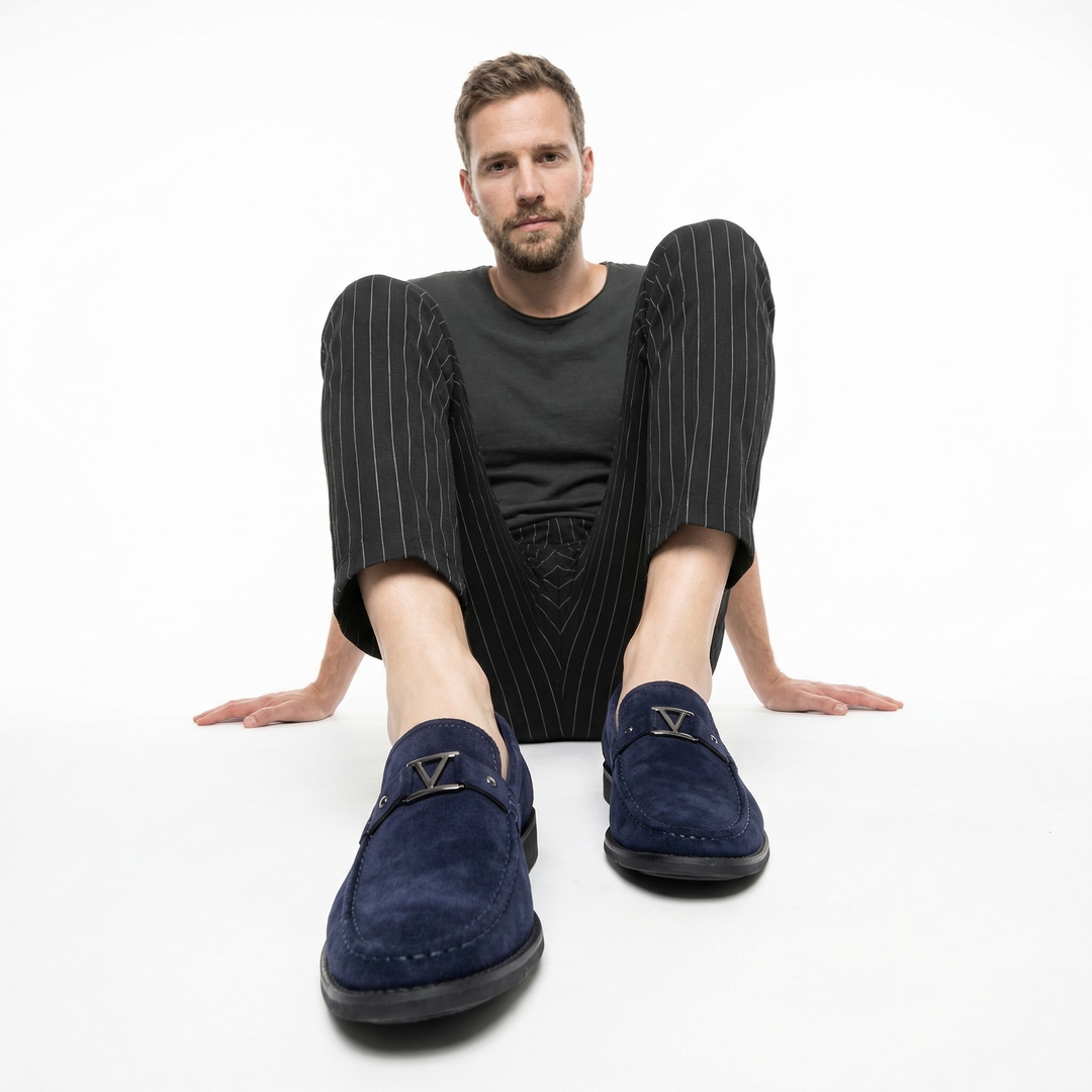 Herren Loafer Marineblau am Model, Styling mit gestreifter Hose, Vorderansicht