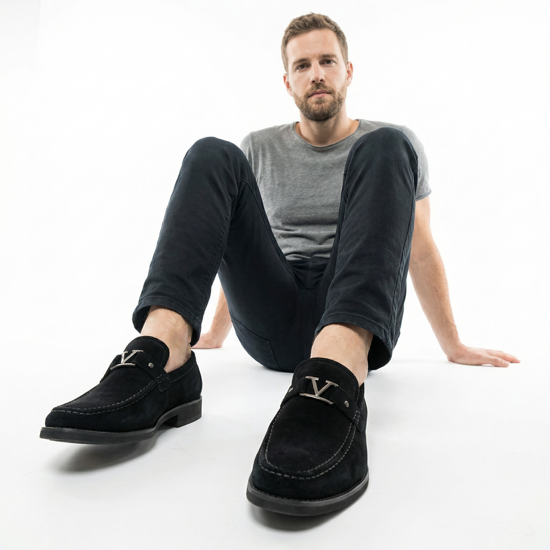 Herren Loafer Schwarz am Model mit Jeans und grauem T-Shirt, entspanntes Styling