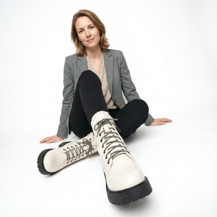 Damen Leder Winterboots in Beige, Damen sitzend mit schwarzer Hose und Blazer