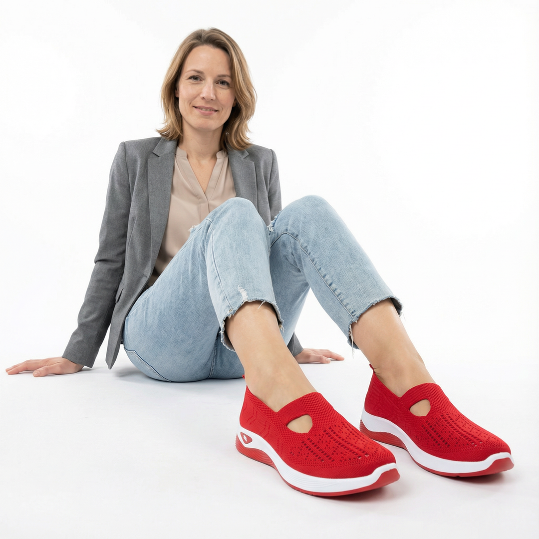 Damen trägt leichte Sneaker im Alltags-Outfit, Vorderansicht