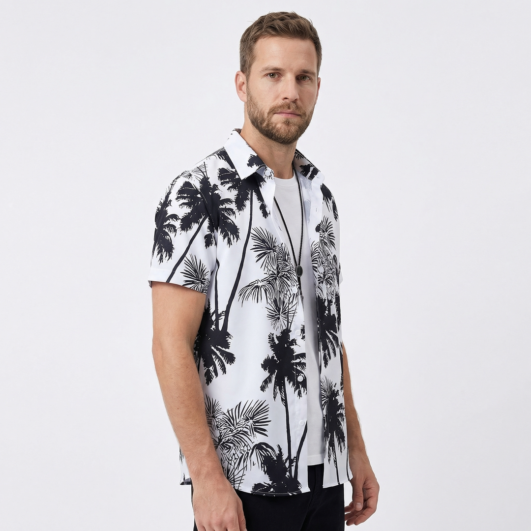 Herren Hawaiihemd offen getragen, weißer Palmenprint