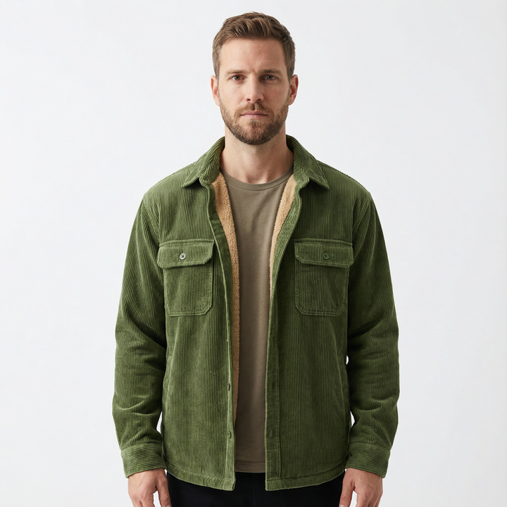 Herren Cord-Fleece-Jacke in Grün, Hemdjacke mit Fleecefutter, Vorderansicht am Model