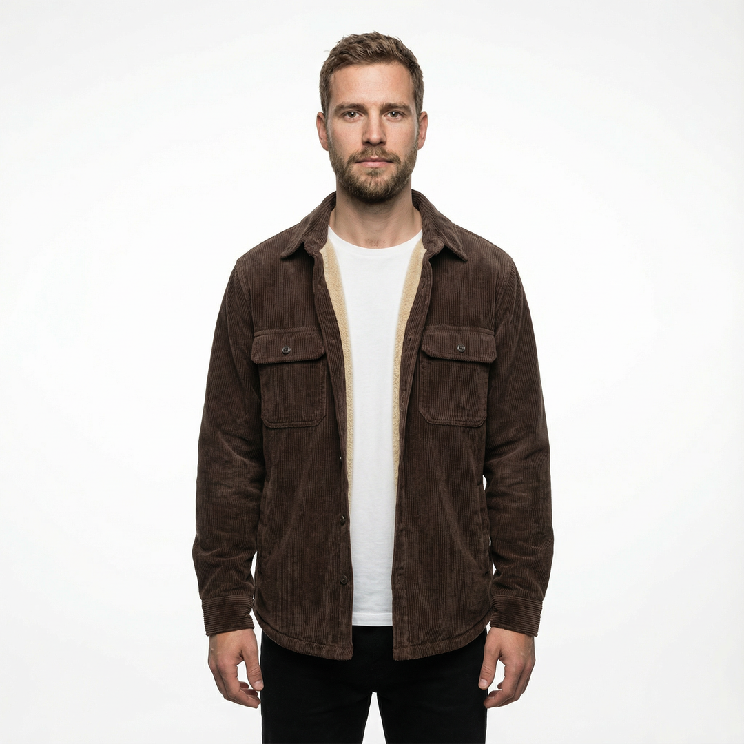Herren Cord-Fleece-Jacke in Dunkelbraun, Vorderansicht am Model
