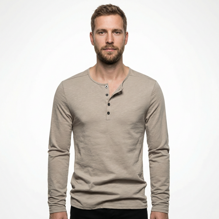Herren Slim-Fit Langarmshirt, Seitenansicht und Passform am Model