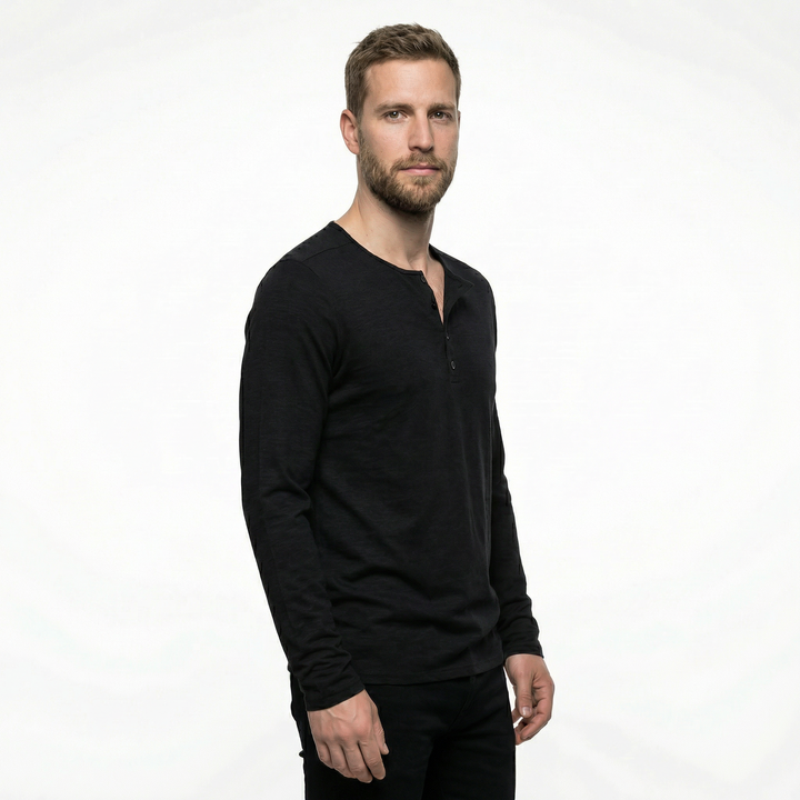 Herren Langarmshirt aus Baumwolle, Studioaufnahme am Model