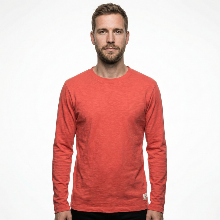 Herren Langarmshirt aus Baumwolle in Rot, Rundhalsausschnitt, Vorderansicht am Model