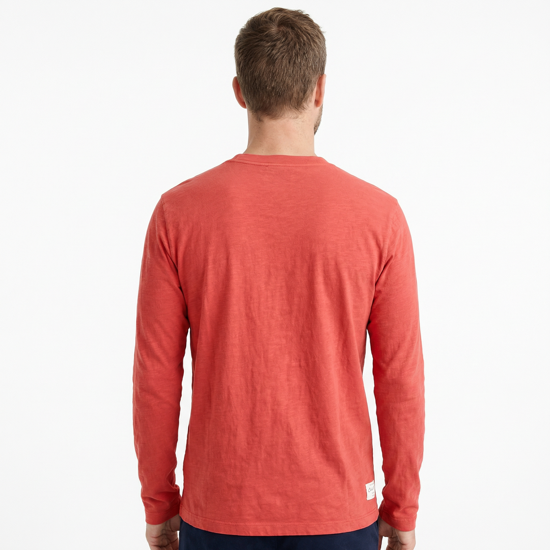 Rückenansicht Herren Langarmshirt aus Baumwolle in Rot, cleaner Schnitt
