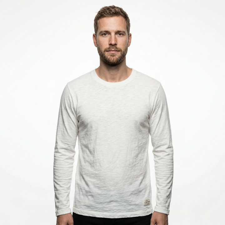 Herren Langarmshirt aus Baumwolle in Weiß, Rundhalsausschnitt, Vorderansicht am Model