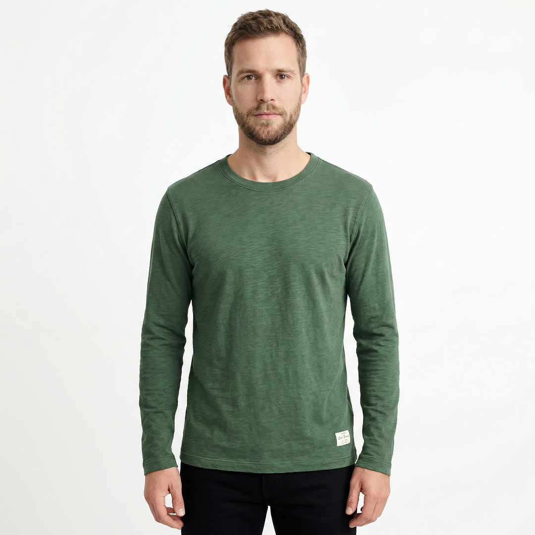 Herren Langarmshirt aus Baumwolle in Grün, Rundhalsausschnitt, Vorderansicht am Model