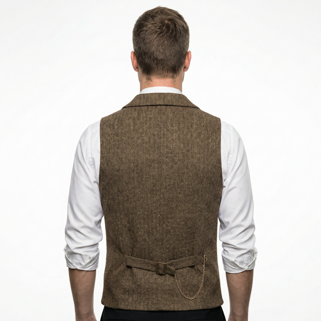 Rückenansicht Herren Tweed-Weste Braun, Rückenriemen und Kettchen sichtbar