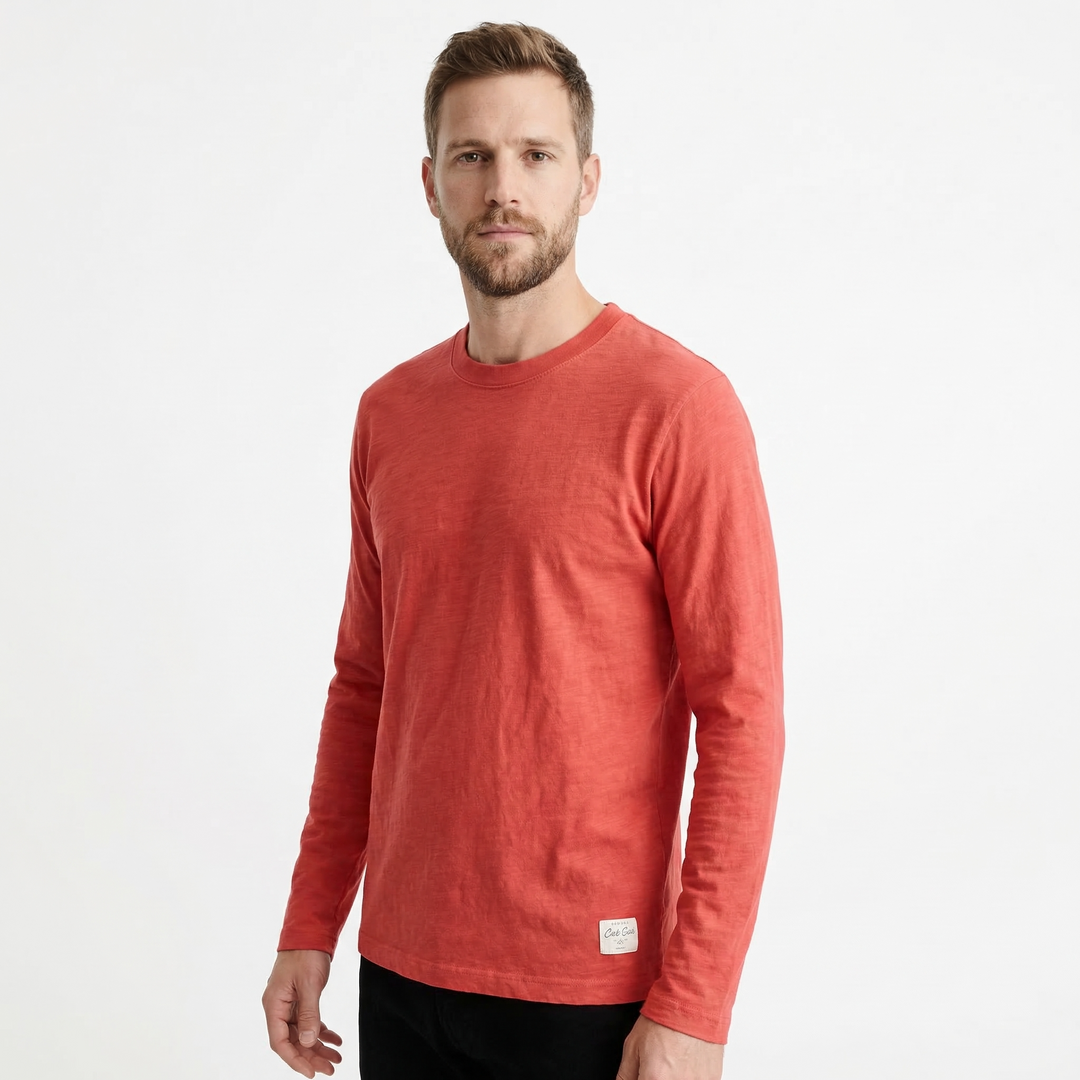 Herren Baumwoll-Langarmshirt in Rot, entspannte Passform, Seitenansicht am Model