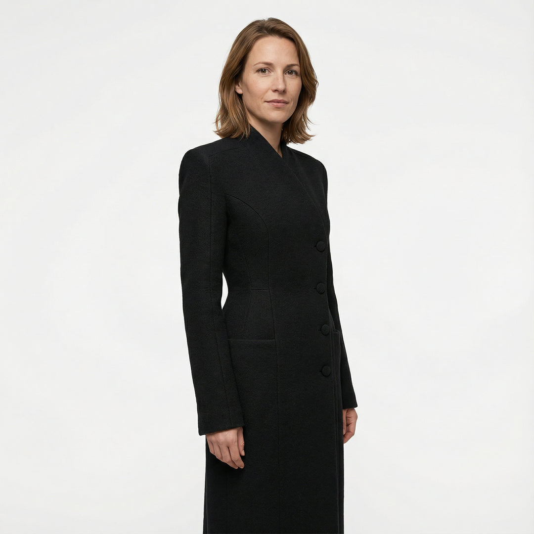 Damen Longmantel Schwarz, Seitenansicht am Model, einreihige Knopfleiste und Maxi-Länge