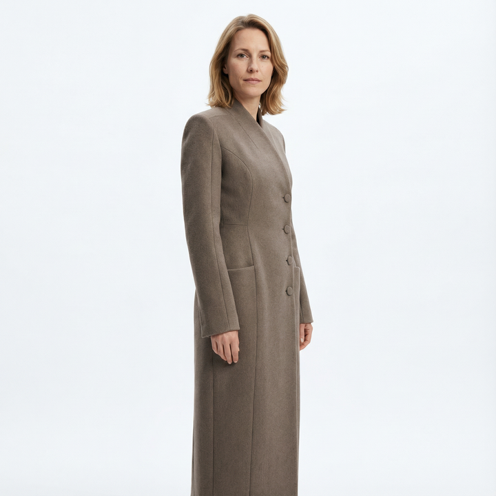 Damen Longmantel Taupe, Seitenansicht, schlanke Silhouette und Maxi-Länge erkennbar