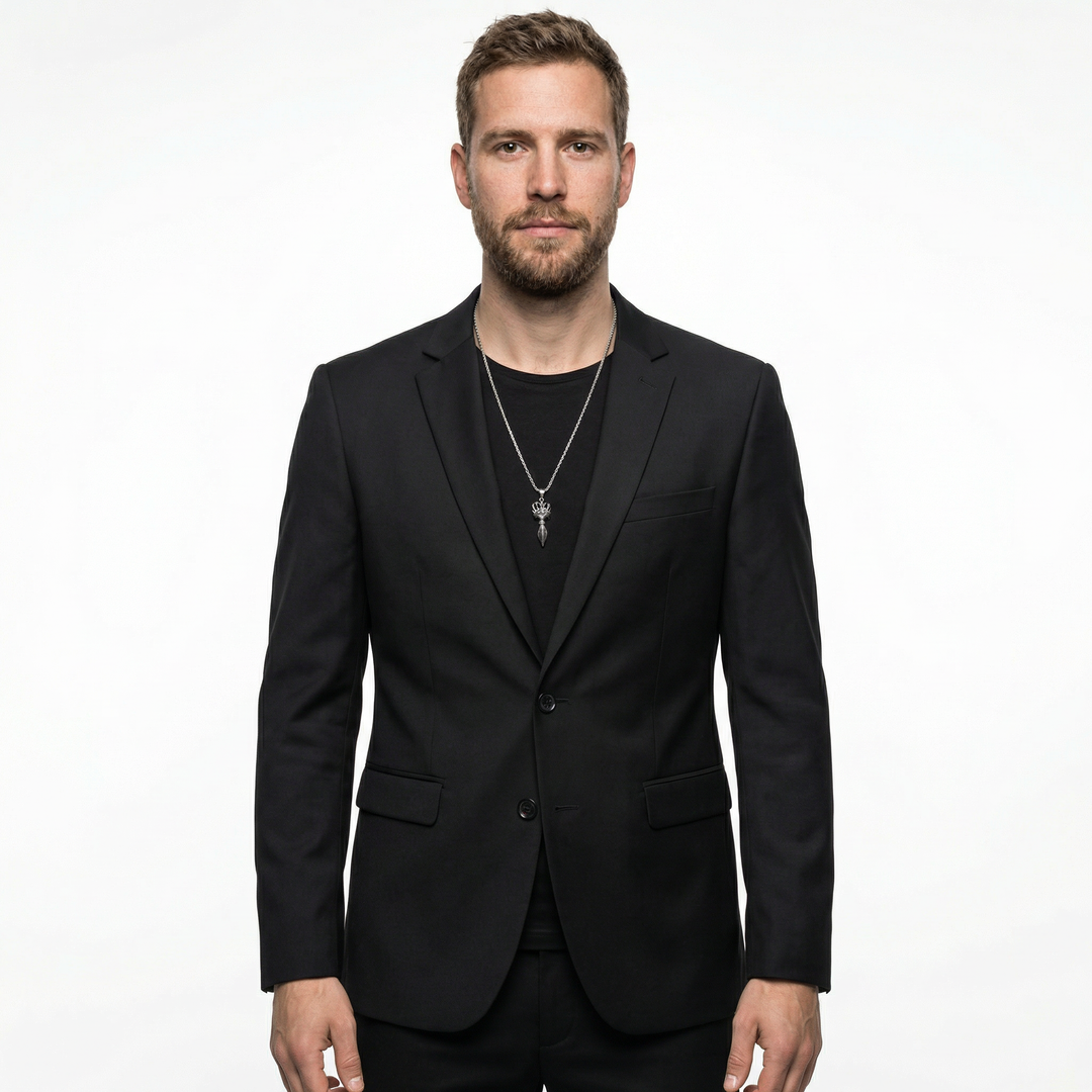 Herren Slim Fit Blazer in Schwarz, Vorderansicht am Model