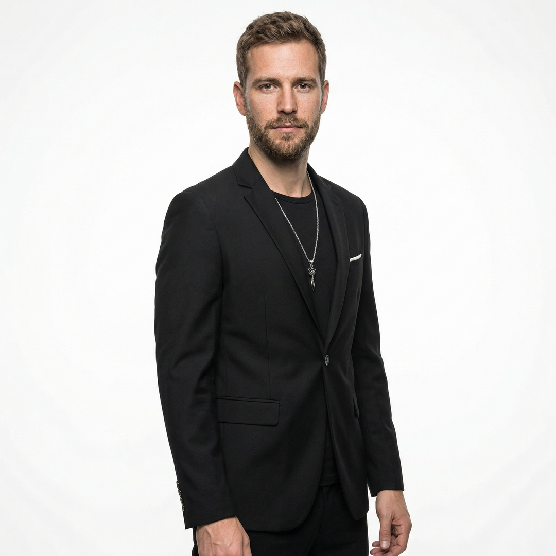 Herren Slim Fit Blazer in Schwarz, Seitenansicht am Model, Einstecktuch sichtbar