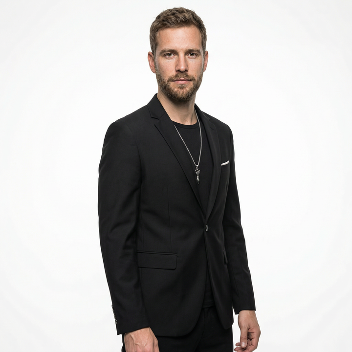 Herren Slim Fit Blazer in Schwarz, Seitenansicht am Model, Einstecktuch sichtbar