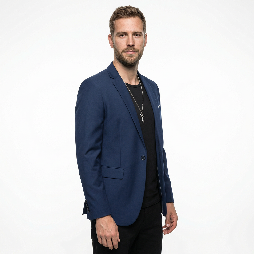 Herren Slim Fit Blazer in Blau, Seitenansicht am Model