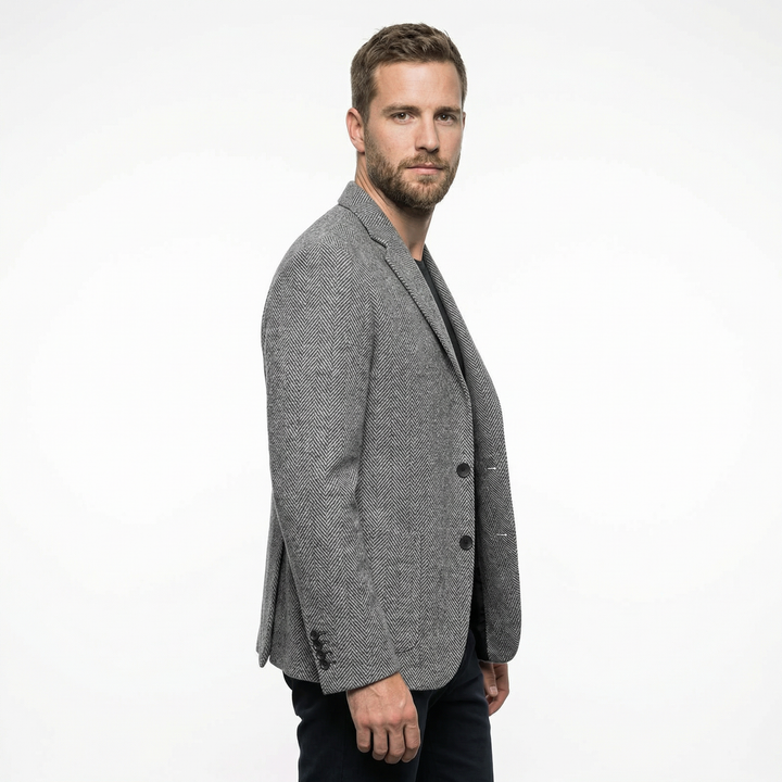 Herren Blazer Grau mit Fischgrätmuster, Seitenansicht – Passform sichtbar