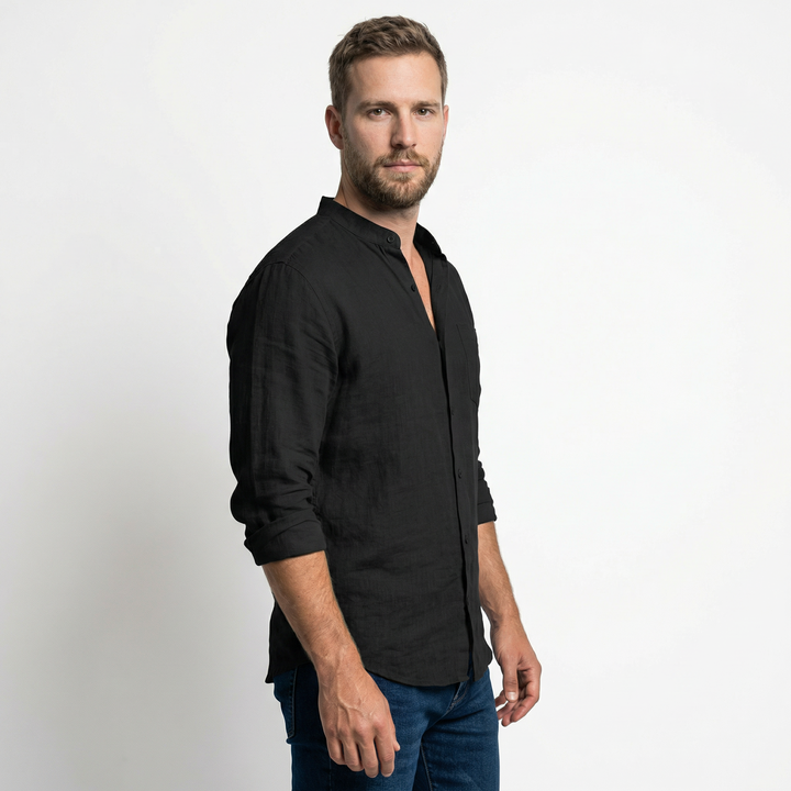 Herren Leinenhemd mit Stehkragen, Seitenansicht, schwarze Variante am Model
