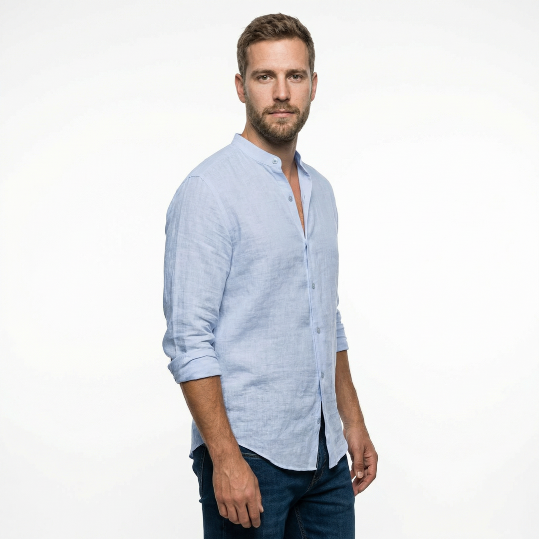 Herren Leinenhemd mit Stehkragen, Seitenansicht, hellblaue Variante am Model
