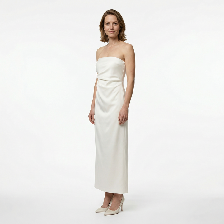 Weißes Bandeau-Midikleid mit Seitenfalte, Dreiviertelansicht
