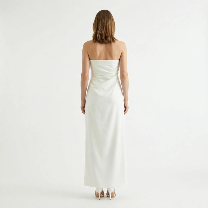 Weißes Bandeau-Midikleid, Rückenansicht mit Rückenausschnitt