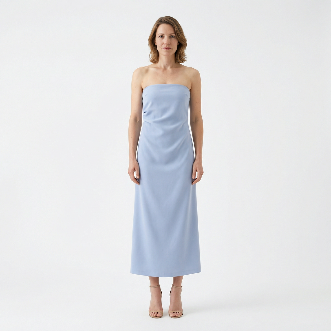 Hellblaues Bandeau-Midikleid, schlichte Silhouette, Frontansicht