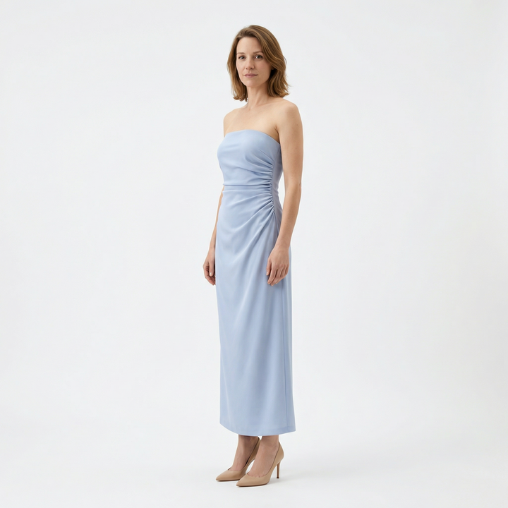 Hellblaues Bandeau-Midikleid mit seitlicher Drapierung, Dreiviertelansicht