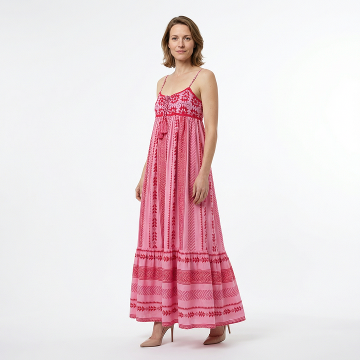 Boho-Maxikleid in Rosa-Rot mit weitem Schnitt und Stufensaum, Dreiviertelansicht