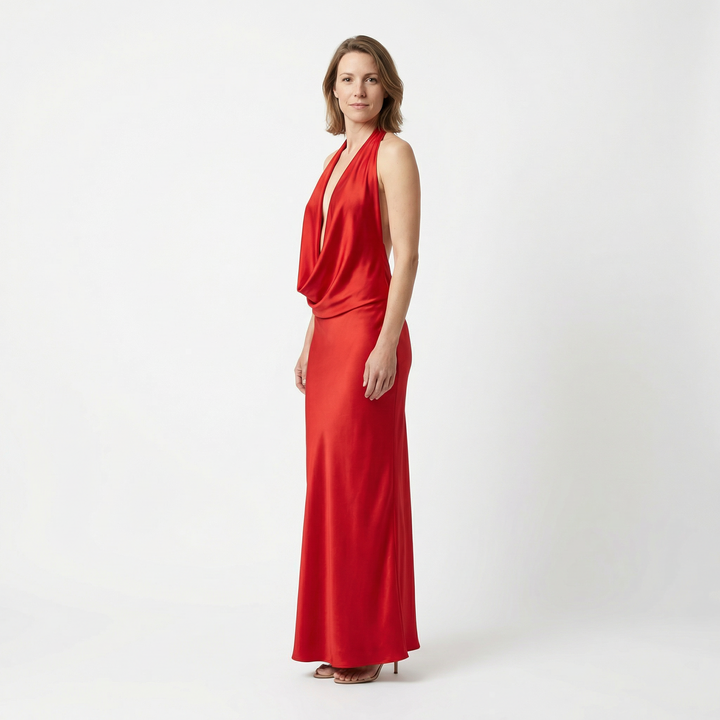 Rotes Halterkleid, rückenfreier Schnitt, Rückenansicht