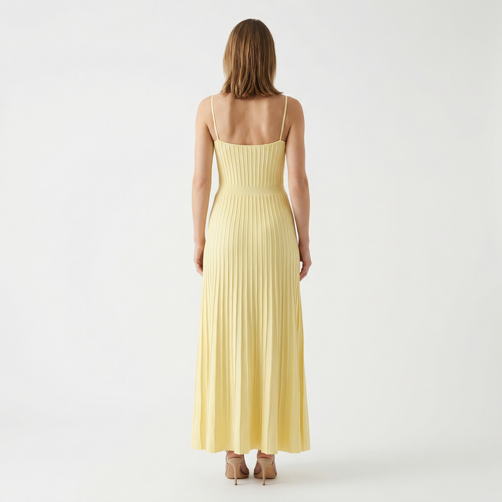 Gelbes Plisseekleid mit offenem Rücken und Spaghettiträgern, Rückenansicht