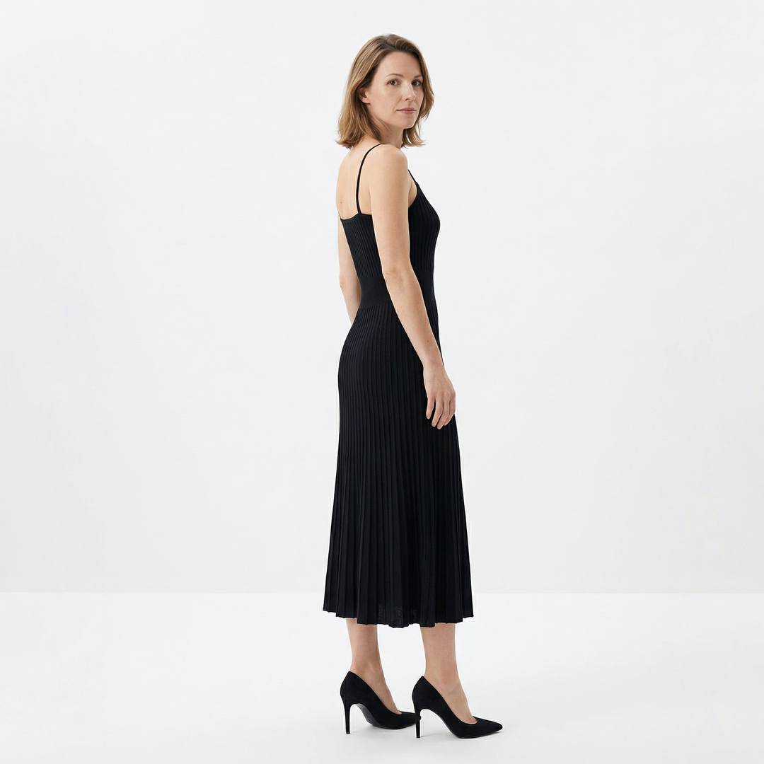Schwarzes Strick-Plisseekleid mit fließendem Rock, Seitenansicht