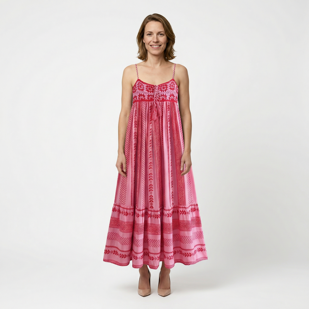 Boho-Maxikleid in Rosa-Rot mit Ethno-Muster, Spaghettiträgern und Tasseln, Vorderansicht