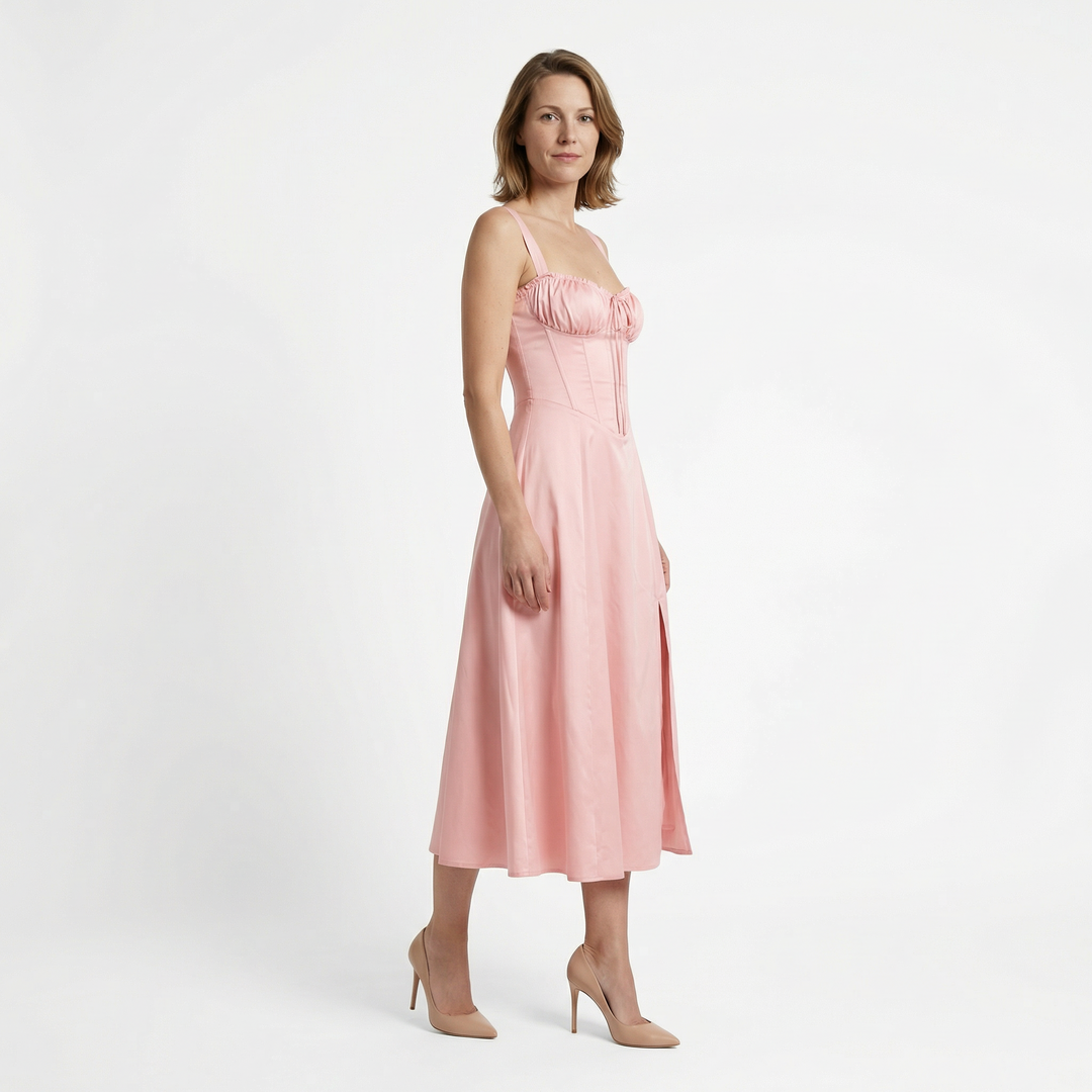 Trägermidikleid rosa, Dreiviertel-Seitenansicht, fließende A-Linie