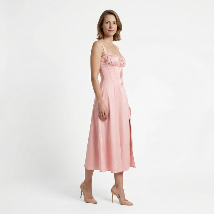 Trägermidikleid rosa, Dreiviertel-Seitenansicht, fließende A-Linie