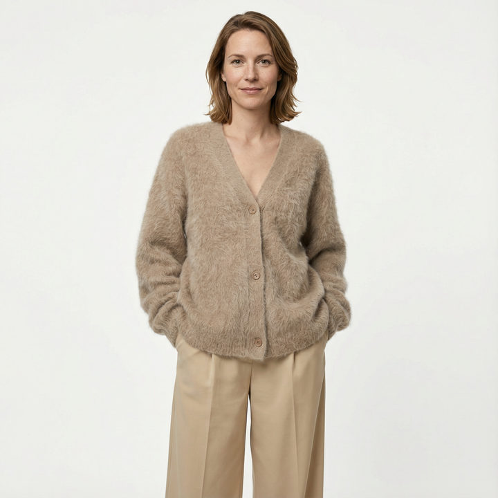 Damen Oversized Cardigan beige, flauschiger Strick, V-Ausschnitt, Vorderansicht am Model