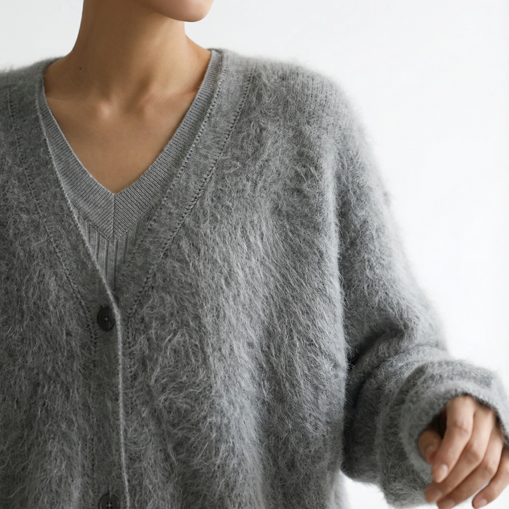 Nahaufnahme Rippenkante V-Ausschnitt und Knöpfe, Damen Cardigan grau