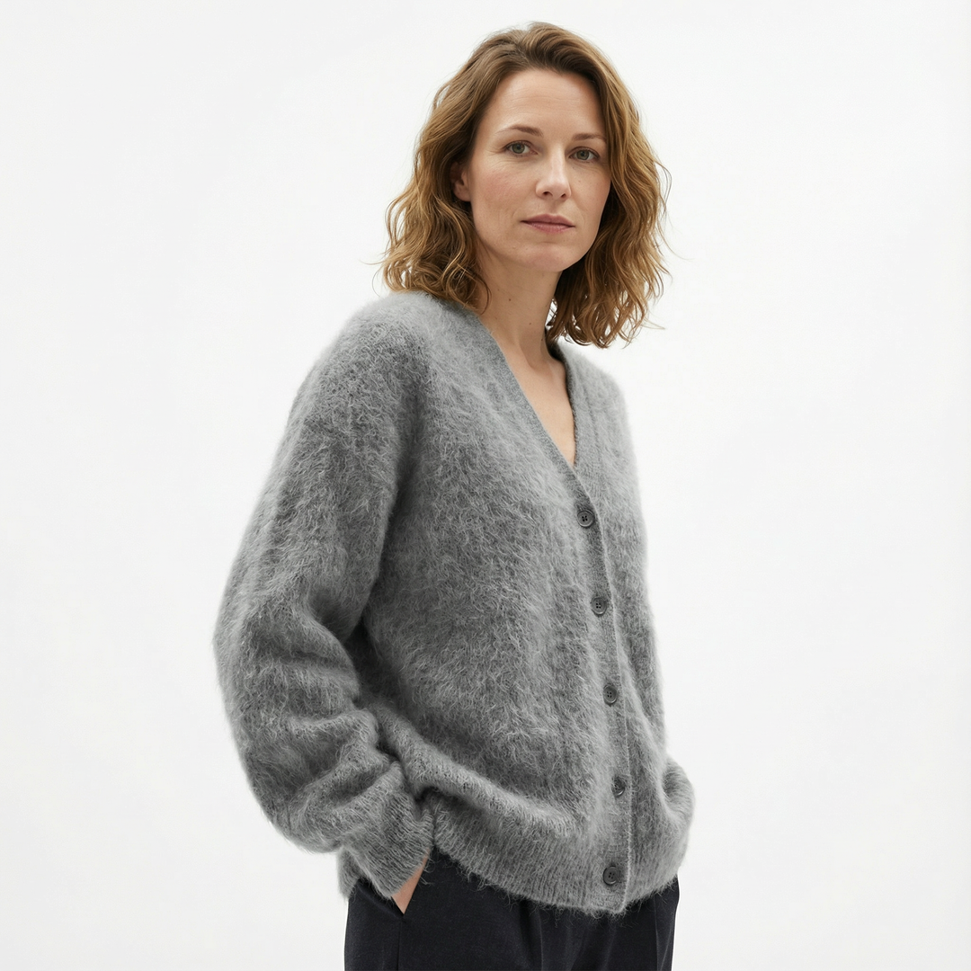 Seitenansicht Damen Cardigan grau, Knöpfleiste und Oversized-Silhouette